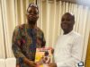 « Tata Adjatchè » : le Professeur Dorothé SOSSA reçoit une dédicace de la BD de Tiburce ADAGBE