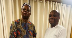 « Tata Adjatchè » : le Professeur Dorothé SOSSA reçoit une dédicace de la BD de Tiburce ADAGBE