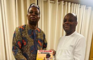 « Tata Adjatchè » : le Professeur Dorothé SOSSA reçoit une dédicace de la BD de Tiburce ADAGBE