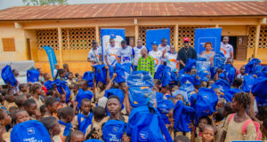 Caravane de la rentrée de la Fondation Moov Africa à Abomey-Calavi : une centaine d’élèves de l’EPP Agassa-Godomey bénéficient de kits scolaires