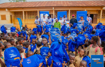 Caravane de la rentrée de la Fondation Moov Africa à Abomey-Calavi : une centaine d’élèves de l’EPP Agassa-Godomey bénéficient de kits scolaires