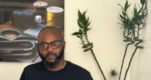 LITTÉRATURE : LE STYLISTE JERRY SINCLAIR S’OFFRE TATA ADJATCHÈ