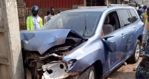 Accident de route à Cocotomey : collision entre deux véhicules et une moto