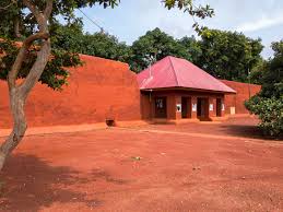 Bénin : des individus armés ouvrent le feu sur un Roi dans son palais