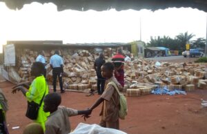 Adja-Ouèrè : un camion chargé de médicaments renversé devant le CEG Ikpinlè