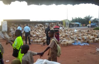 Adja-Ouèrè : un camion chargé de médicaments renversé devant le CEG Ikpinlè