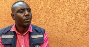 Ebola : en Ouganda, le combat contre la stigmatisation commence avant le retour à la maison