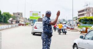 Contre-sens et incivilités au Bénin : la police barre la voie aux conducteurs qui roulent à gauche