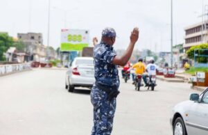 Contre-sens et incivilités au Bénin : la police barre la voie aux conducteurs qui roulent à gauche